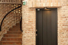 Podzemní část je přístupná po barokizujícím točitém schodišti