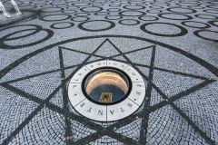 Symboly posvátné geometrie byly zakomponovány i nad rotundou v zadlážděném náměstí