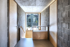 Stropy jsou z pohledového betonu, na podlahách a v koupelnách betonová stěrka