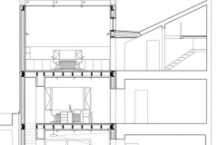 Řez – přístavba byla navržena jako dvoupodlažní objekt s podkrovím a asymetrickou sedlovou střechou. V každém patře má jen jednu místnost, její půdorys je totiž 6,25 x 4,9 metru. Provozně je propojena s přilehlým domem