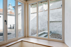 Výhled z rohového okna v místnosti, která vznikla na místě původního schodiště
