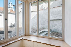 Výhled z rohového okna v místnosti, která vznikla na místě původního schodiště