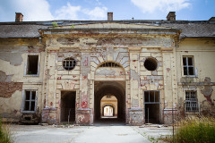 Brána u pevnosti v Komárně po renovaci a před ní