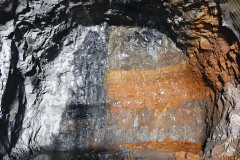 V lednu 2019 zbývalo ještě 800 m ražby hlavního tunelu a 18 m zarážky pro tzv. emergency room v posledním zálivu. V pravé polovině snímku jsou dva bazaltové lávové příkrovy, mezi nimiž je asi dva metry mocná vrstva červeného sedimentu. Stáří těchto tří vrstev je přibližně 12,5 milionu let. Na spodním bazaltovém příkrovu je zřetelné typické zatékání sedimentu do bazaltu – lávového proudu, který utuhl.
