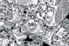 Mikroskopicky přiblížený snímek povrchu natřeného omítkou Baumit StarTop ukazuje, jak se po něm šíří voda a jak díky tomu rychle schne
