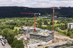 Snímek z léta 2019: stavební parcela se nachází na krásném místě u Vltavy s výhledy na protější kopce