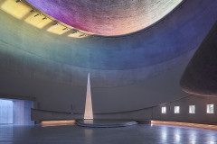 Nejdůležitějším symbolem bylo pro Marka Štěpána světlo. Rozhodl se vytvořit interiér s odraženým, difuzním světlem, které je navíc probarveno duhovým spektrem.
