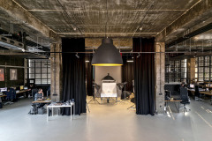 Rekonstrukce výrobní haly probíhala s cílem vybudovat ateliéry a kanceláře pro kreativní profese