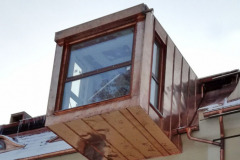 Konstrukce nového vikýře byla vsazena do střešního pláště. Ocelové nosníky stropu byly protaženy celým domem až na protější obvodovou stěnu.