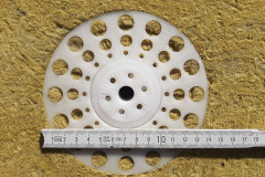 Pro kotvení minerálních izolací s kolmým vláknem ISOVER NF 333 je třeba používat ploché přídavné široké talířky průměru 140 mm